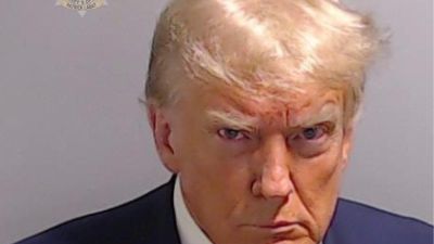 Trump, desafiante y con el ceño fruncido en su primera foto policial. / Efe-EPA / Fulton County Sheriff's Office