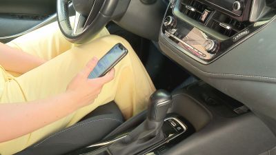 Una mujer utiliza el móvil en el coche.