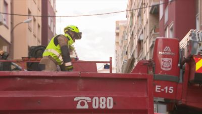 Los bomberos trabajan en el lugar del suceso, en el número 26 de la calle Tarragona, en el barrio de Delicias.