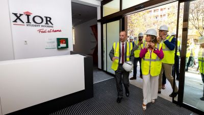 La alcaldesa Natalia Chueca ha visitado este martes la residencia. / Ayuntamiento de Zaragoza