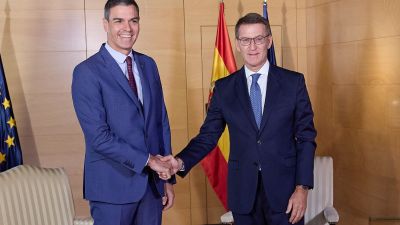 Pedro Sánchez y Alberto Núñez Feijóo se saludan antes de comenzar la reunión de esta mañana.