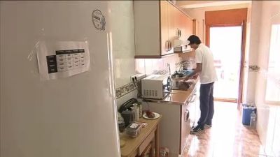 Imagen archivo de un piso de estudiantes cocinando un tradicional plato de pasta.