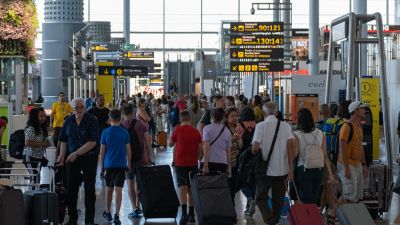 Aeropuerto lleno de viajeros. / EFE