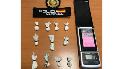 Las dosis de estupefacientes, listas para su venta, que hallaron los agentes. | Policía Nacional
