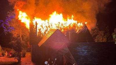 El incendio se inició en la chimenea y se extendió a la cubierta y la planta superior. | DPH