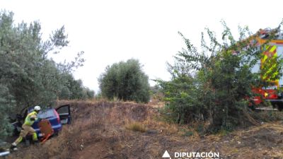 La conductora y única ocupante ha quedado atrapada dentro del vehículo y ha tenido que ser rescatada por los bomberos. / DPZ