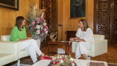 La portavoz del PSOE, Lola Ranera, junto a la alcaldesa, Natalia Chueca. / Ayuntamiento de Zaragoza