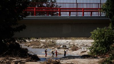 Bomberos trabajan en Aldea del Fresno tras el paso de La Dana./ Alejandro Martínez Vélez - Europa Press