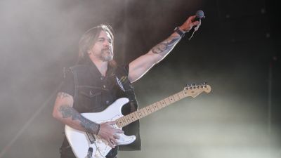 Juanes durante su actuación este viernes en el Festival Vive Latino que se celebra este fin de semana en el recinto de la Expo de Zaragoza. / EFE/ Javier Cebollada