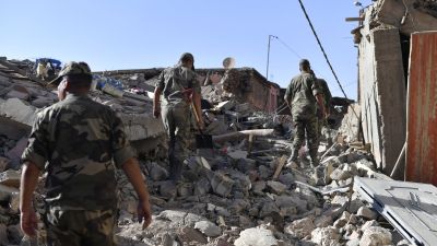 Efectivos del ejército marroquí, entre los escombros provocados por el terremoto/Jalal Morchidi (EFE)