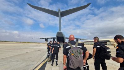 Varios militares se suben a un avión A400 antes de viajar a Marruecos. / @Defensagob.
