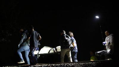 os operarios retiran el último cadáver después de que cuatro personas fallecieran este domingo por la noche al ser arrolladas por un tren a la altura de Montmeló, en la comarca del Vallès Oriental (Barcelona). / EFE.