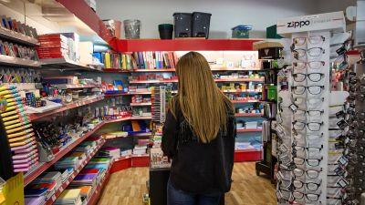 Una mujer compra material escolar en una papelería. / Europa Press