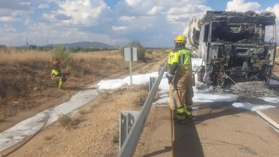 Incendio de un camión en la A-23. / DPT