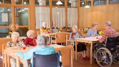 Ancianos en una residencia. / Canva
