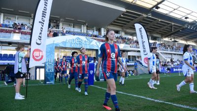Las jugadoras del Huesca Femenino al saltar al Alcoraz. Foto: SD Huesca