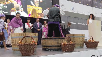 Mónica y Ángel, padre e hija, han sido los protagonistas del tradicional pisado de la uva.