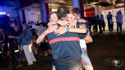 Uno de los partipantes en el operativo se abraza a sus hijos tras su llegada.  | Ayuntamiento de Zaragoza