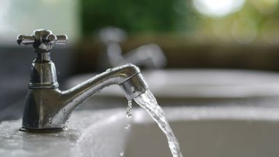 La principal hipótesis es que el parásito causante de la epidemia se transmite por el agua. / Canva