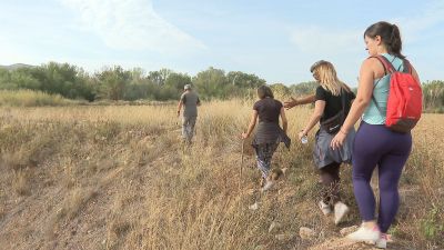Varias personas buscando este domingo al desaparecido en los alrededores de Cuarte de Huerva (Zaragoza).