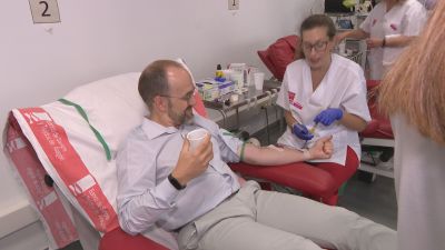 Un donante de sangre conversa conversa con una enfermera