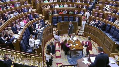 Los diputados de Vox han dejado en señal de protesta los auriculares en el escaño del presidente en funciones del Gobierno de España, Pedro Sánchez.
