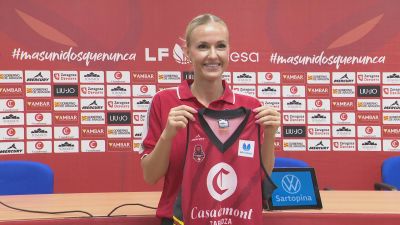 Petra Holešínská posa con la camiseta de Casademont. Foto: Aragón Deporte