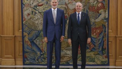 El rey Felipe VI (i) recibe en audiencia al presidente de Aragón, Jorge Azcón, en el palacio de la Zarzuela, este miércoles en Madrid. / EFE