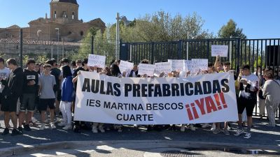 Alumnado, familias y profesorado del IES Martina Bescós de Cuarte de Huerva se moviliza ante la falta de aulas de Bachillerato. / IES Martina Bescós