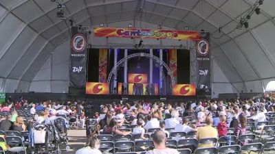 Gente esperando para la función de Cantajuegos en el Espacio Zity de Valdespartera