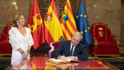 La alcaldesa de Zaragoza, Natalia Chueca, junto al presidente de Aragón, Jorge Azcón, este jueves. / Ayuntamiento de Zaragoza