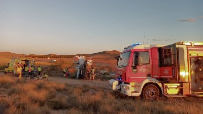 El herido fue atendido por los servicios sanitarios y trasladado al hospital. / DPT