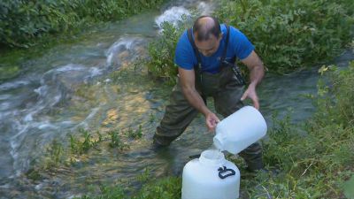 Un técnico durante la recogida de muestras de agua del Queiles. / Aragón TV