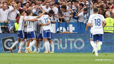 Los jugadores del Real Zaragoza celebran un gol en La Romareda.