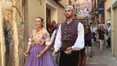 Una ronda jotera ha recorrido las calles del Tubo de Zaragoza este sábado.