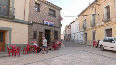 El Ayuntamiento de Villanueva de Huerva ha repartido más de 400 garrafas de agua embotellada entre los vecinos.