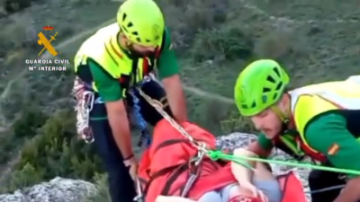 La mujer se encontraba consciente pero débil en la parte alta de la vía. / Guardia Civil