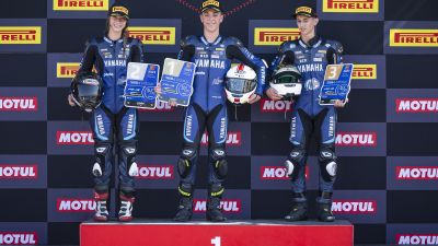 Gonzalo Sánchez, en lo alto del podio del circuito de Portimao.