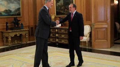El rey Felipe VI junto al presidente de Unión del Pueblo Navarro, Javier Esparza, en la ronda de contactos. / EFE. Fernando Alvarado