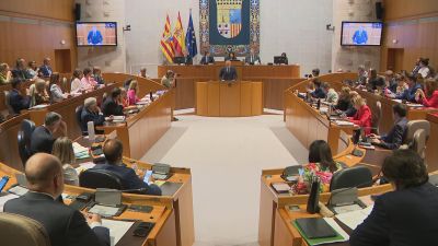 Jorge Azcón durante su comparencia en las Cortes de Aragón.