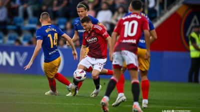 Manu Vallejo se intenta zafar de varios rivales contra el FC Andorra. Foto: LaLiga