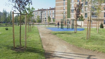 Nuevos árboles, bancos y también mesas de picnic dan al espacio, de 11.000 metros cuadrados, una nueva imagen.