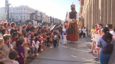 La comparsa de Gigantes y Cabezudos ha animado la tarde del domingo en Zaragoza.