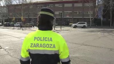 Un policia local vigila el tráfico de Zaragoza