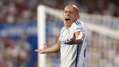 Víctor Mollejo protesta una acción en la derrota de este domingo ante el Alcorcón.