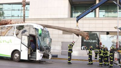 Autobús accidentado en la entrada de Cádiz que ha provocado tres fallecidos. / Europa Press.