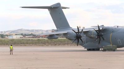 Un avión militar en el aeropuerto de Zaragoza