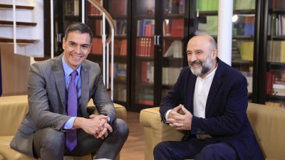 El presidente del Gobierno en funciones, Pedro Sánchez, se reúne este martes con el diputado del BNG, Néstor Rego. / Zipi Aragón