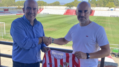 Dani Martínez, junto al presidente Rafa Torres. Foto: UD Barbastro