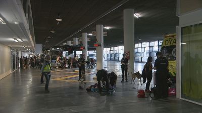Agentes de policía en la estación Delicias.